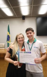 Cerimônia de encerramento de contrato e homenagem a Jovens Aprendizes. Educadora Social da Renapsi, Sabrina Tavares. Pró-adolescente, Paulo Victor.