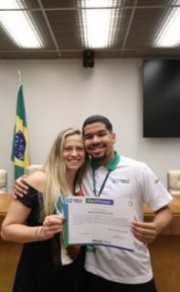 Cerimônia de encerramento de contrato e homenagem a Jovens Aprendizes.  Educadora Social da Renapsi, Sabrina Tavares. Pró-adolescente, Vinicius Castro.