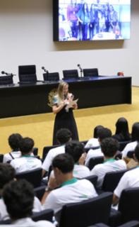 Cerimônia de encerramento de contrato e homenagem a Jovens Aprendizes. Educadora Social da Renapsi, Sabrina Tavares
