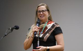 Cerimônia de encerramento de contrato e homenagem a Jovens Aprendizes. Educadora Social da Renapsi, Sabrina Tavares