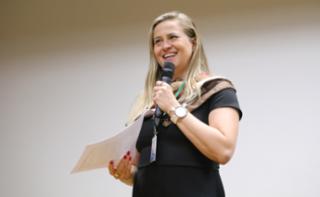 Cerimônia de encerramento de contrato e homenagem a Jovens Aprendizes. Educadora Social da Renapsi, Sabrina Tavares