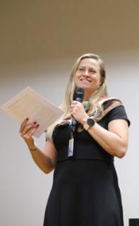 Cerimônia de encerramento de contrato e homenagem a Jovens Aprendizes. Educadora Social da Renapsi, Sabrina Tavares