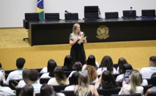 Cerimônia de encerramento de contrato e homenagem a Jovens Aprendizes. Educadora Social da Renapsi, Sabrina Tavares