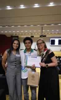 Cerimônia de encerramento de contrato e homenagem a Jovens Aprendizes. Renapsi, Patrícia Ignácio, pró adolescente, Maicon Alves e Educadora Social da Renapsi, Sabrina Tavares