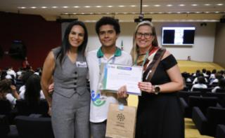 Cerimônia de encerramento de contrato e homenagem a Jovens Aprendizes. Renapsi, Patrícia Ignácio, pró adolescente, Maicon Alves e Educadora Social da Renapsi, Sabrina Tavares