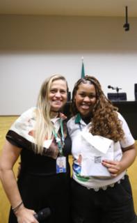 Cerimônia de encerramento de contrato e homenagem a Jovens Aprendizes. Educadora Social da Renapsi, Sabrina Tavares e Pró-adolescente, Ana Quesia