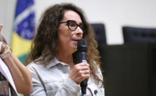 Cerimônia de encerramento de contrato e homenagem a Jovens Aprendizes. Secretária executiva do programa Aprendiz na Câmara, Juliene Botelho