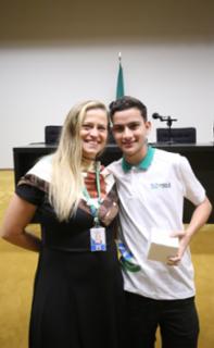 Cerimônia de encerramento de contrato e homenagem a Jovens Aprendizes. Educadora Social da Renapsi, Sabrina Tavares e Pró-adolescente, Marcos Vinicius Lima