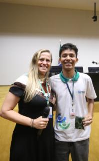 Cerimônia de encerramento de contrato e homenagem a Jovens Aprendizes. Educadora Social da Renapsi, Sabrina Tavares e Pró-adolescente, Heitor Machado
