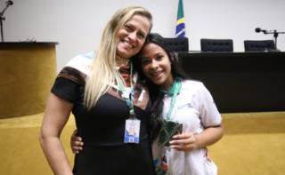 Cerimônia de encerramento de contrato e homenagem a Jovens Aprendizes. Educadora Social da Renapsi, Sabrina Tavares e Pró-adolescente, Jullya Maria