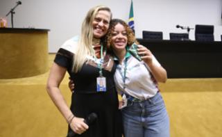 Cerimônia de encerramento de contrato e homenagem a Jovens Aprendizes. Educadora Social da Renapsi, Sabrina Tavares e Pró-adolescente, Geovana Emanuelly