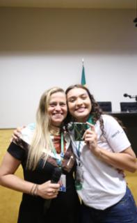Cerimônia de encerramento de contrato e homenagem a Jovens Aprendizes. Educadora Social da Renapsi, Sabrina Tavares e Pró-adolescente, Talita Borges