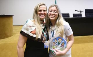 Cerimônia de encerramento de contrato e homenagem a Jovens Aprendizes. Educadora Social da Renapsi, Sabrina Tavares e Pró-adolescente, Amanda Dantas