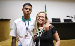 Cerimônia de encerramento de contrato e homenagem a Jovens Aprendizes. Educadora Social da Renapsi, Sabrina Tavares e Pró-adolescente, Caua Silva