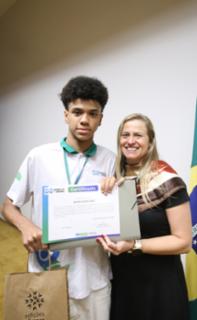 Cerimônia de encerramento de contrato e homenagem a Jovens Aprendizes. Pró adolescente, Bruno Cruz e Educadora Social da Renapsi, Sabrina Tavares
