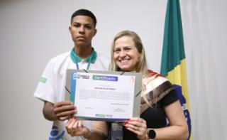 Cerimônia de encerramento de contrato e homenagem a Jovens Aprendizes. Pró adolescente, Caua Franco e Educadora Social da Renapsi, Sabrina Tavares