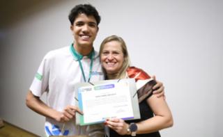 Cerimônia de encerramento de contrato e homenagem a Jovens Aprendizes. Pró adolescente, Derick Costa e Educadora Social da Renapsi, Sabrina Tavares