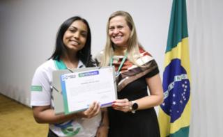 Cerimônia de encerramento de contrato e homenagem a Jovens Aprendizes. Pró adolescente, Eduarda Jesus e Educadora Social da Renapsi, Sabrina Tavares
