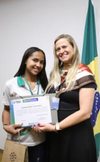 Cerimônia de encerramento de contrato e homenagem a Jovens Aprendizes. Pró adolescente, Estefanny Santos e Educadora Social da Renapsi, Sabrina Tavares