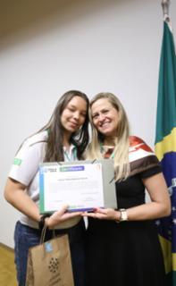 Cerimônia de encerramento de contrato e homenagem a Jovens Aprendizes. Pró adolescente, Exilla Freitas e Educadora Social da Renapsi, Sabrina Tavares