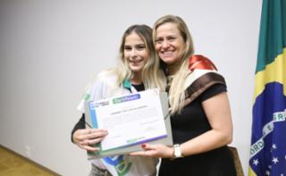 Cerimônia de encerramento de contrato e homenagem a Jovens Aprendizes. Pró adolescente, Fernanda Bezerra e Educadora Social da Renapsi, Sabrina Tavares