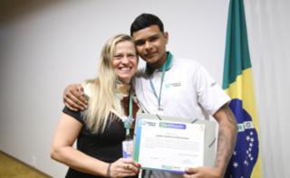 Cerimônia de encerramento de contrato e homenagem a Jovens Aprendizes. Pró adolescente, Gabriel Sena e Educadora Social da Renapsi, Sabrina Tavares