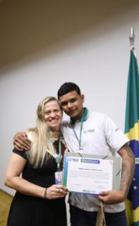 Cerimônia de encerramento de contrato e homenagem a Jovens Aprendizes. Pró adolescente, Gabriel Sena e Educadora Social da Renapsi, Sabrina Tavares