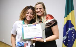 Cerimônia de encerramento de contrato e homenagem a Jovens Aprendizes. Pró adolescente, Geovana Franca e Educadora Social da Renapsi, Sabrina Tavares