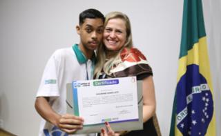 Cerimônia de encerramento de contrato e homenagem a Jovens Aprendizes. Pró adolescente, Guilherme Leite e Educadora Social da Renapsi, Sabrina Tavares