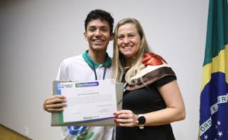 Cerimônia de encerramento de contrato e homenagem a Jovens Aprendizes. Pró adolescente, Heitor Aguiar e Educadora Social da Renapsi, Sabrina Tavares