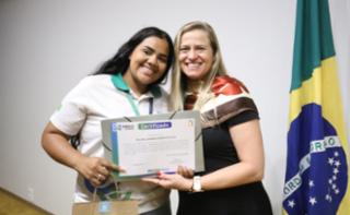 Cerimônia de encerramento de contrato e homenagem a Jovens Aprendizes. Pró adolescente, Hellen Silva e Educadora Social da Renapsi, Sabrina Tavares