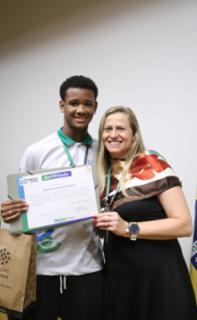 Cerimônia de encerramento de contrato e homenagem a Jovens Aprendizes. Pró adolescente, João Santos e Educadora Social da Renapsi, Sabrina Tavares