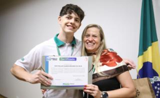 Cerimônia de encerramento de contrato e homenagem a Jovens Aprendizes. Pró adolescente, João Phellipe Souza e Educadora Social da Renapsi, Sabrina Tavares