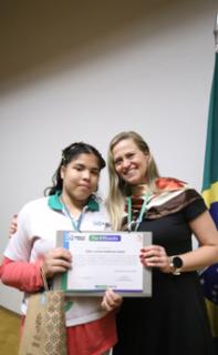 Cerimônia de encerramento de contrato e homenagem a Jovens Aprendizes. Pró adolescente, Kaelly Gomes e Educadora Social da Renapsi, Sabrina Tavares