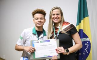 Cerimônia de encerramento de contrato e homenagem a Jovens Aprendizes. Pró adolescente, Kiara Rocha e Educadora Social da Renapsi, Sabrina Tavares
