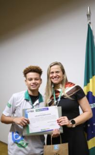 Cerimônia de encerramento de contrato e homenagem a Jovens Aprendizes. Pró adolescente, Kiara Rocha e Educadora Social da Renapsi, Sabrina Tavares
