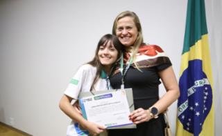Cerimônia de encerramento de contrato e homenagem a Jovens Aprendizes. Pró adolescente, Lianna Araujo e Educadora Social da Renapsi, Sabrina Tavares