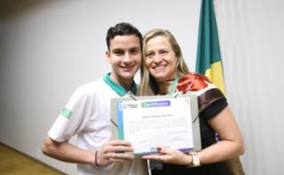 Cerimônia de encerramento de contrato e homenagem a Jovens Aprendizes. Pró adolescente, Marcus Mota e Educadora Social da Renapsi, Sabrina Tavares