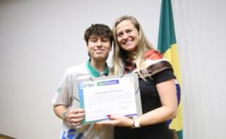 Cerimônia de encerramento de contrato e homenagem a Jovens Aprendizes. Pró adolescente, Maria Mercandelli e Educadora Social da Renapsi, Sabrina Tavares