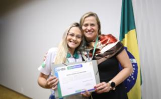 Cerimônia de encerramento de contrato e homenagem a Jovens Aprendizes. Pró adolescente, Rafaella Borba e Educadora Social da Renapsi, Sabrina Tavares