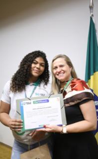 Cerimônia de encerramento de contrato e homenagem a Jovens Aprendizes. Pró adolescente, Samila Nunes e Educadora Social da Renapsi, Sabrina Tavares