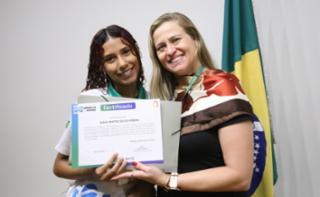 Cerimônia de encerramento de contrato e homenagem a Jovens Aprendizes. Pró adolescente, Sarah Pereira e Educadora Social da Renapsi, Sabrina Tavares