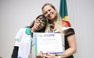 Cerimônia de encerramento de contrato e homenagem a Jovens Aprendizes. Pró adolescente, Anna Almeida e Educadora Social da Renapsi, Sabrina Tavares