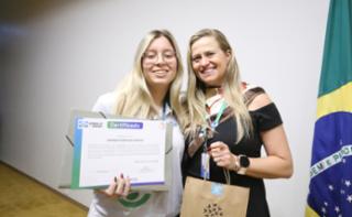 Cerimônia de encerramento de contrato e homenagem a Jovens Aprendizes. Pró adolescente, Amanda Dantas e Educadora Social da Renapsi, Sabrina Tavares
