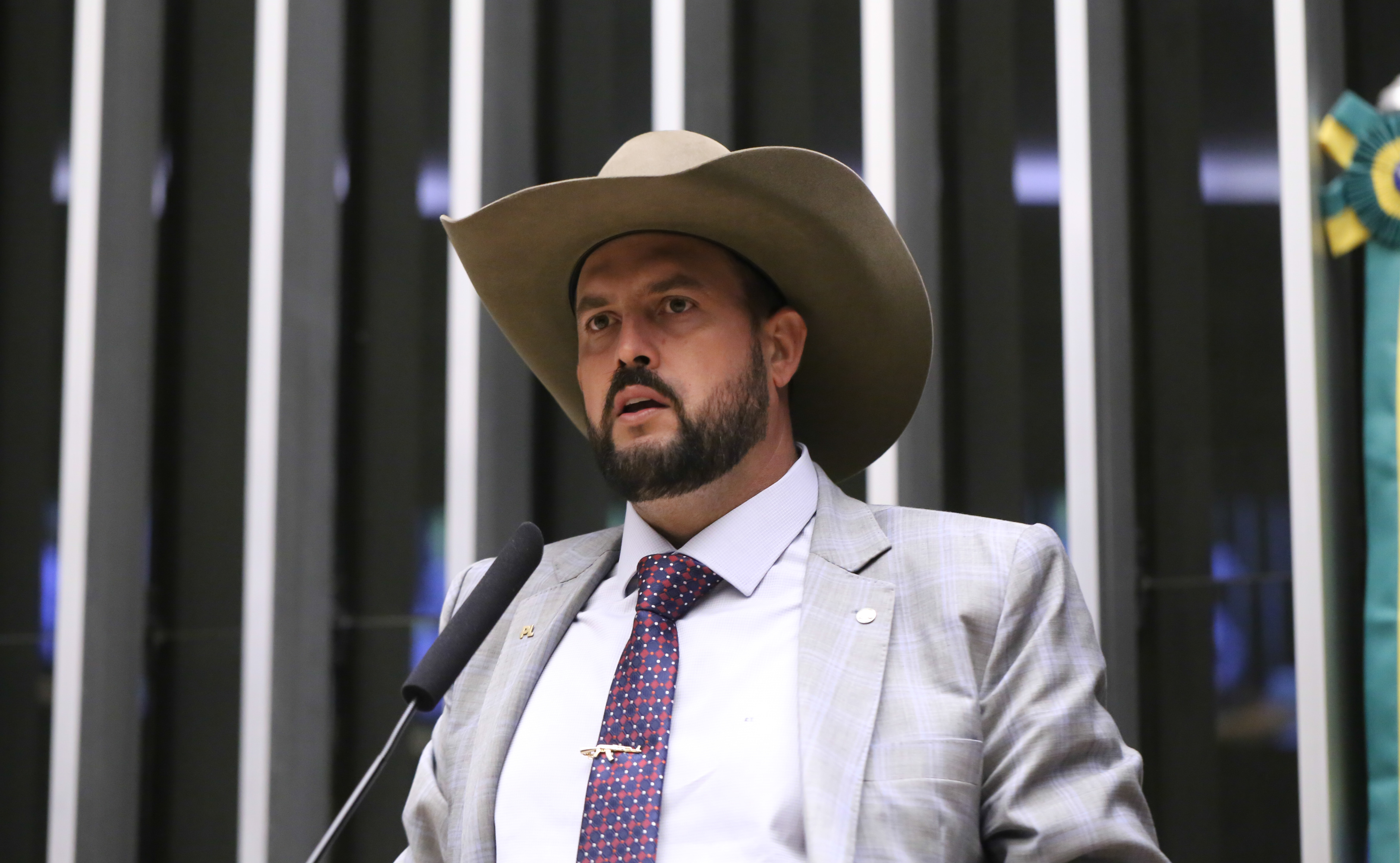 Deputado Zé Trovão fala ao microfone
