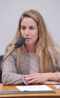 Audiência Pública - Relatório de Impacto da Causa Animal. Secretária Executiva do Grupo de Trabalho da FPA - Frente Parlamentar Ambientalista, Antoniana Ottoni.
