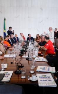 Presidente recebe o Líder Pedro Uczai e Centrais Sindicais.