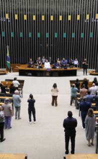 Homenagem à Lei nº 10.436, que trata da Língua Brasileira de Sinais.