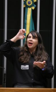 Homenagem à Lei nº 10.436, que trata da Língua Brasileira de Sinais. Representante da Federação Nacional de Educação dos Surdos -FENEIS, Renata Resende