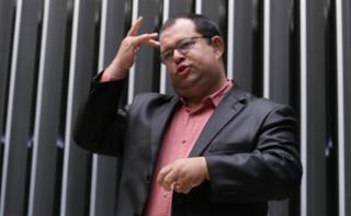 Homenagem à Lei nº 10.436, que trata da Língua Brasileira de Sinais. Professor de Letras Libras da Universidade de Brasília – UnB, João Paulo